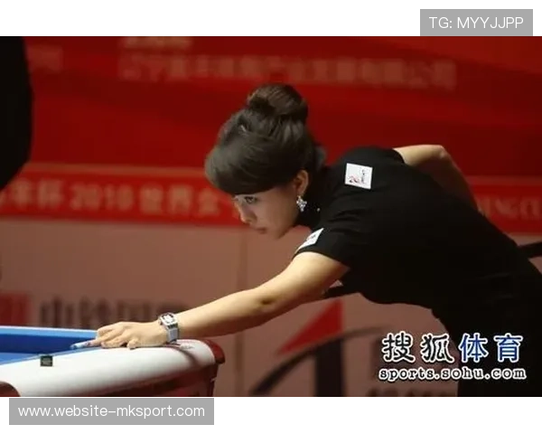 潘晓婷表演赛一杆将“2025”变为“2026”，展现精湛球技