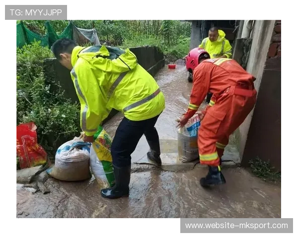 暴雨突袭环法兰德斯赛，车手视线受阻致大规模摔车